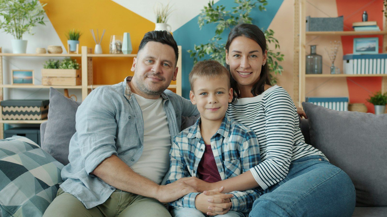Gezin samen op de bank in een lichte woonkamer